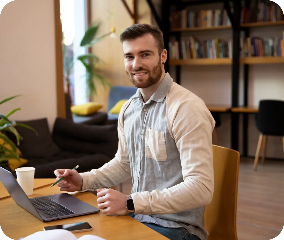 Un collaborateur travaillant sur un ordinateur portable