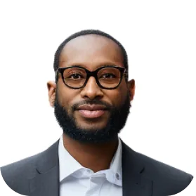 Expert-comptable souriant en chemise bleue et lunettes