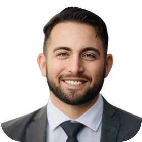 Expert-comptable souriant en costume et cravate grise